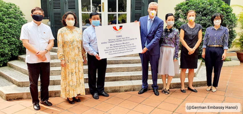 Hội[-]Hữu[-]nghị[-]Việt[-]Nam-Đức[-]trao[-]tặng[-]nước[-]Đức[-]80.000[-]khẩu[-]trang